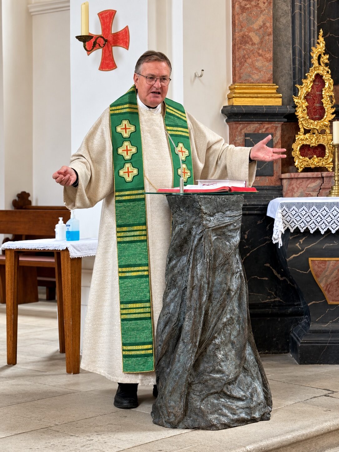 Stadtpfarrer Stefan Buß während der Andacht
