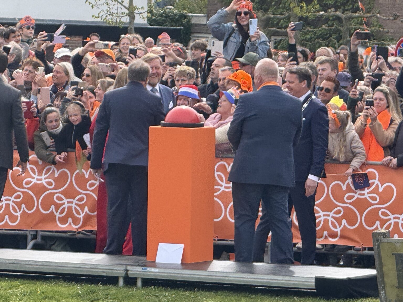 Feierlicher Moment vor orangefarben geschmücktem Publikum