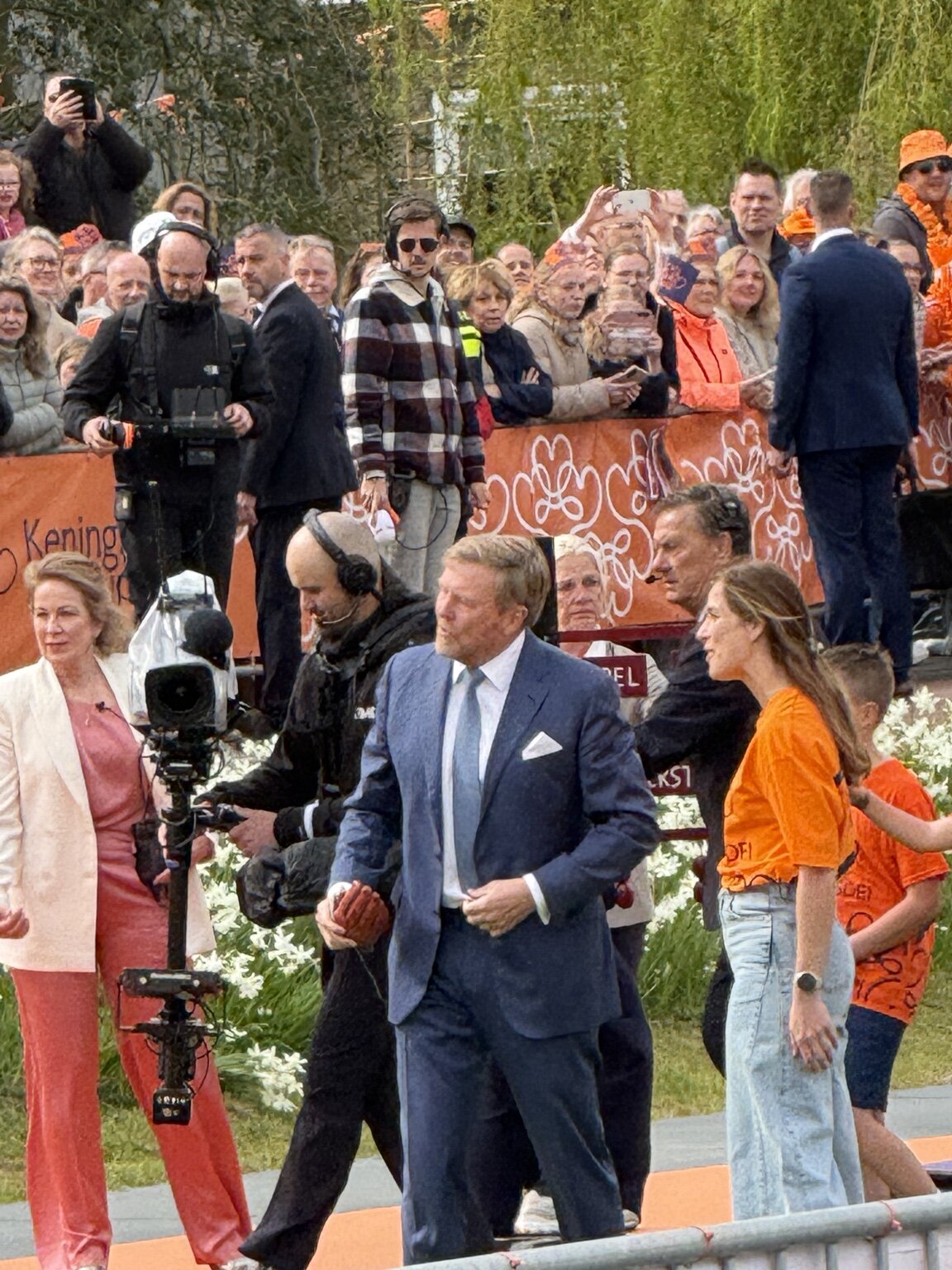 König Willem-Alexander bei einer Aktion während des Königstags