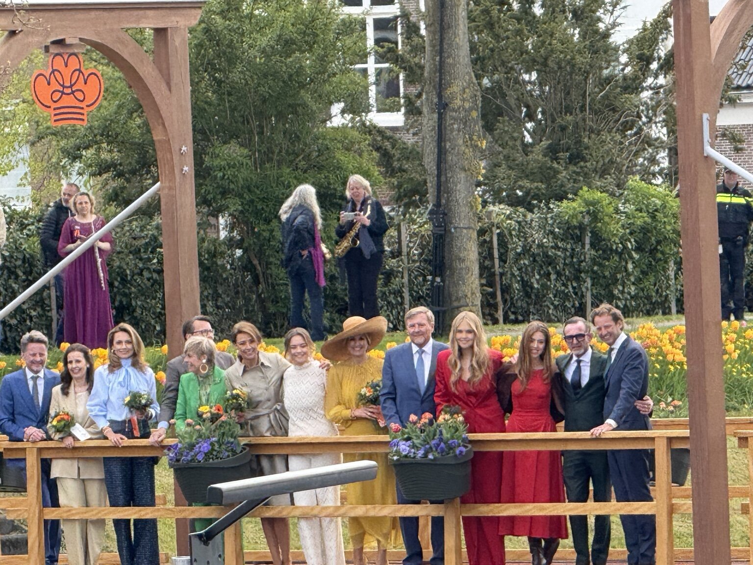Königliche Familie und Gäste vor Tulpen in Dokkum