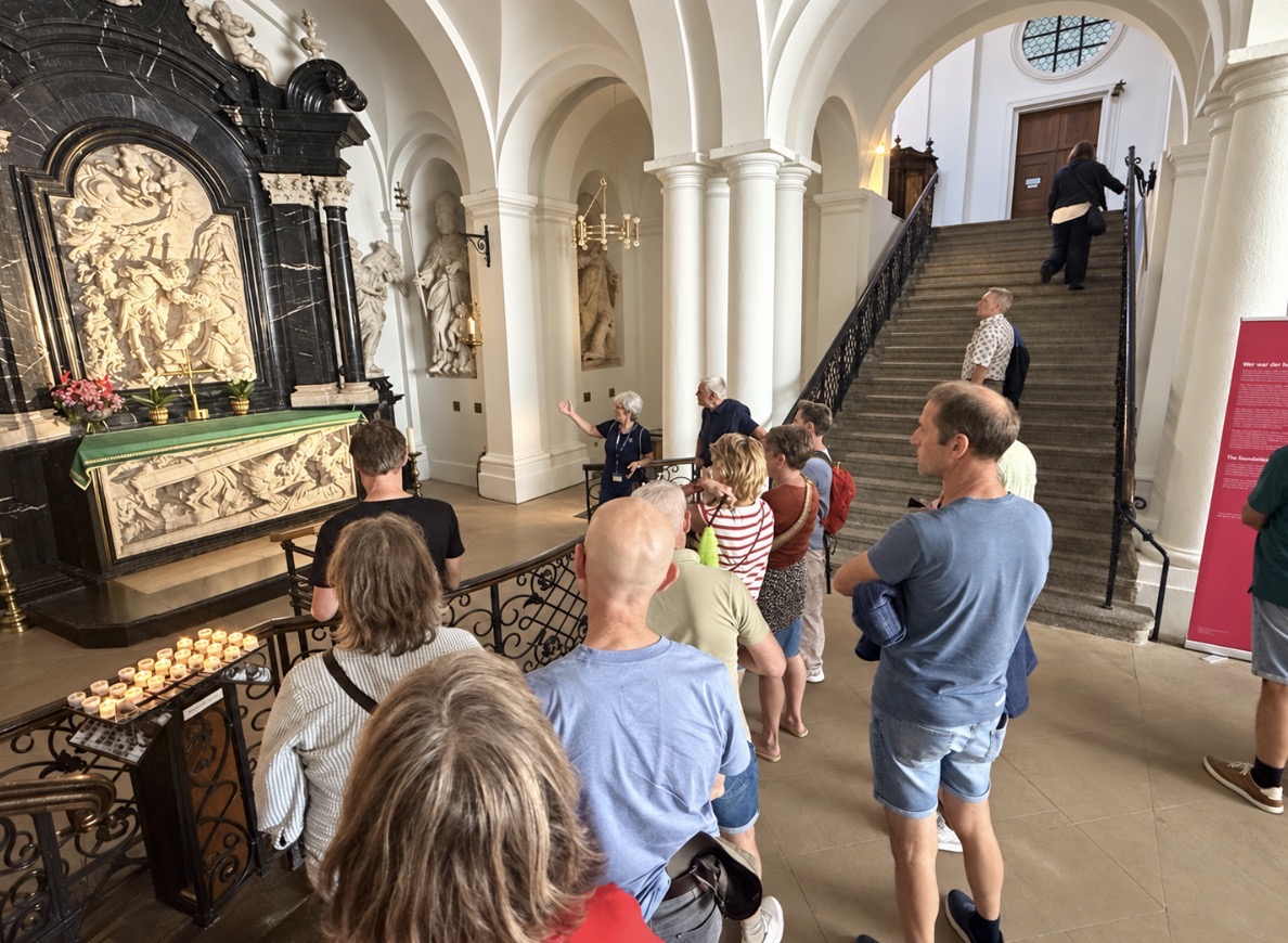 Die Loopgroep Dokkum am Grab des heiligen Bonifatius im Fuldaer Dom