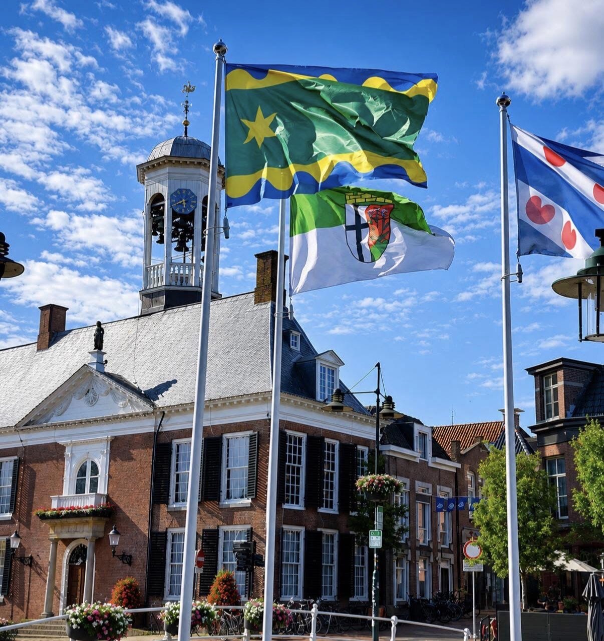 Flaggen vor dem historischen Rathaus in Dokkum